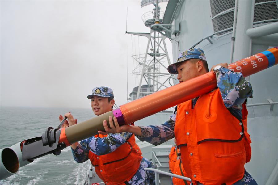 Contratorpedeiro Zhanjiang realiza exercício de combate