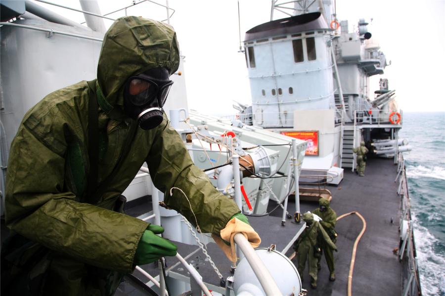 Contratorpedeiro Zhanjiang realiza exercício de combate