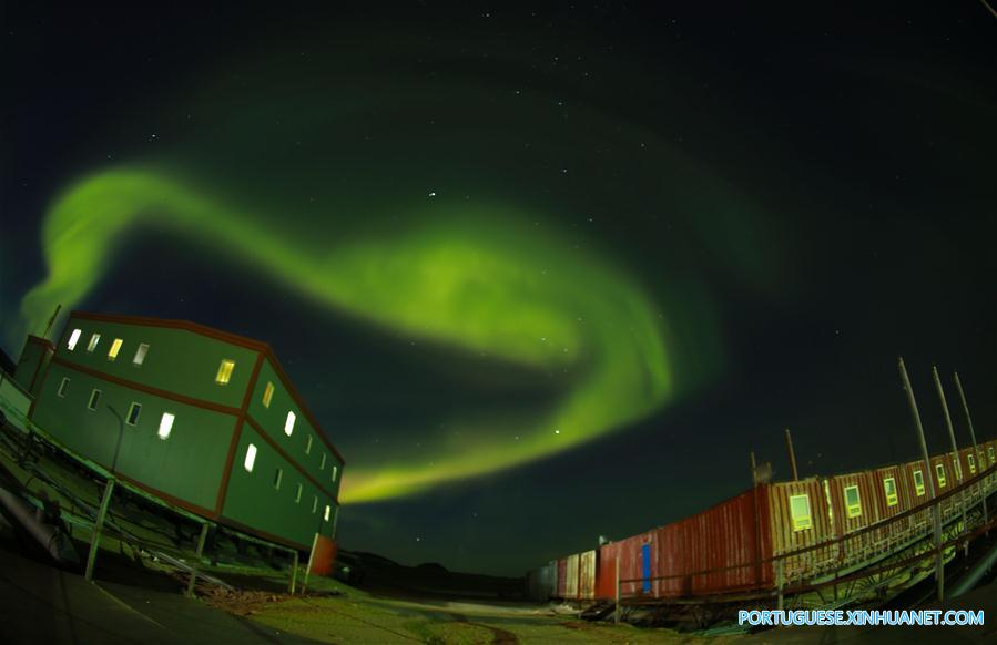 Paisagem da aurora austral no céu sobre a Estação Antártica de Zhongshan