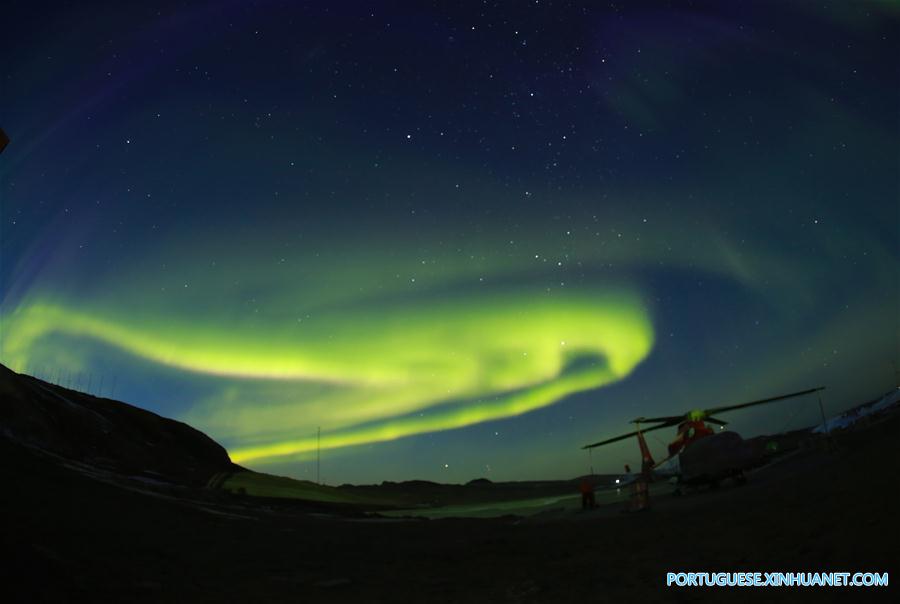 Paisagem da aurora austral no céu sobre a Estação Antártica de Zhongshan