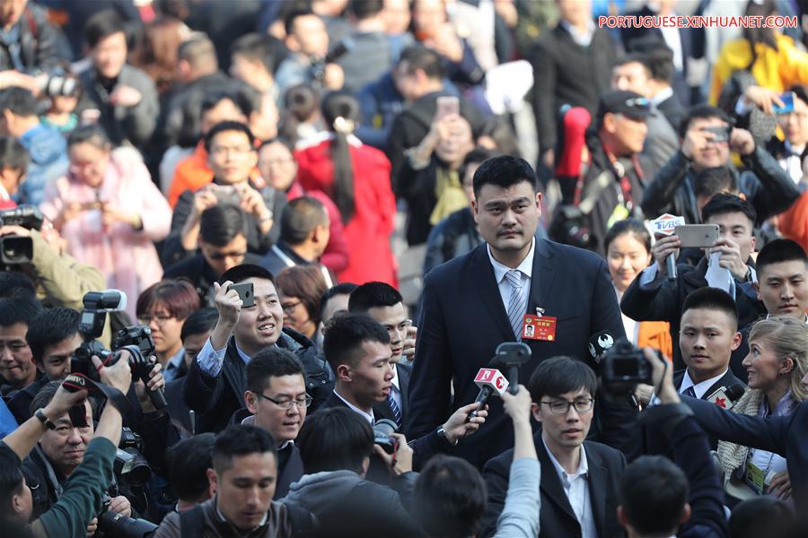 Yao Ming, um membro da CCPPCh, é entrevistado em Beijing