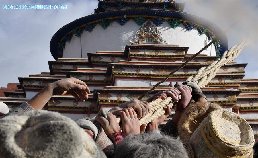 Pessoas oram por prosperidade e boa colheita em culto tradicional no Tibete