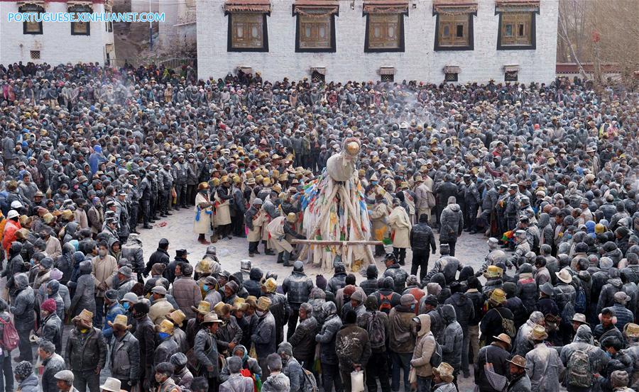 Pessoas oram por prosperidade e boa colheita em culto tradicional no Tibete