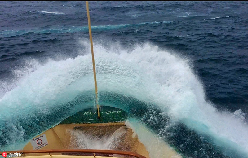 Ondas gigantes atingem barco próximo a porto em Sydney