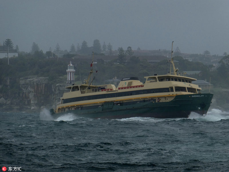 Ondas gigantes atingem barco próximo a porto em Sydney