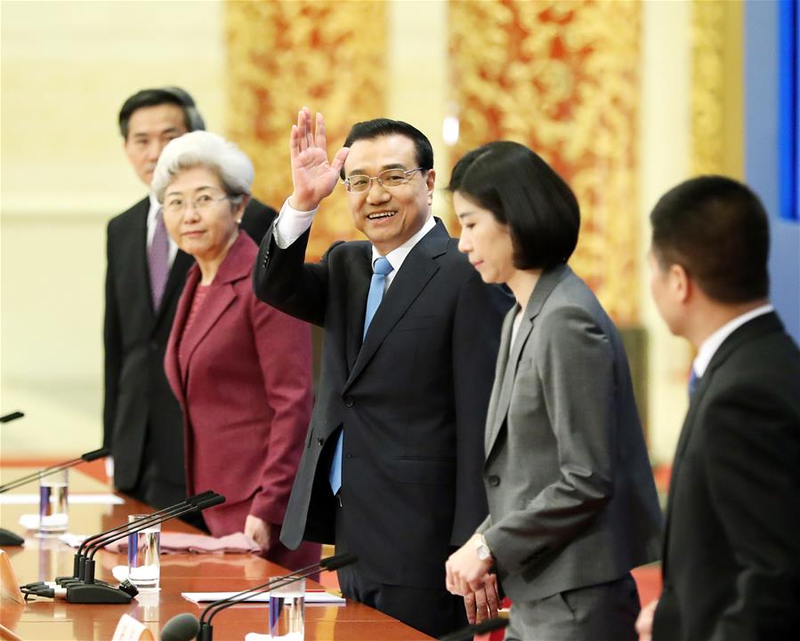 Galeria: Primeiro-ministro chinês Li Keqiang conversa com imprensa