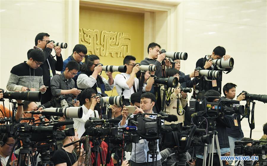 Galeria: Primeiro-ministro chinês Li Keqiang conversa com imprensa