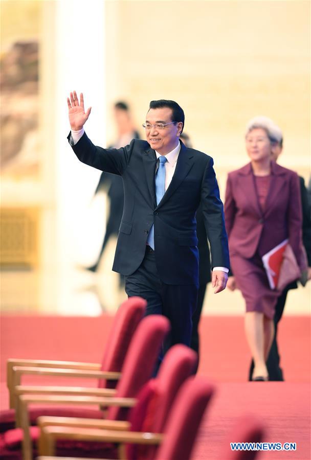 Galeria: Primeiro-ministro chinês Li Keqiang conversa com imprensa