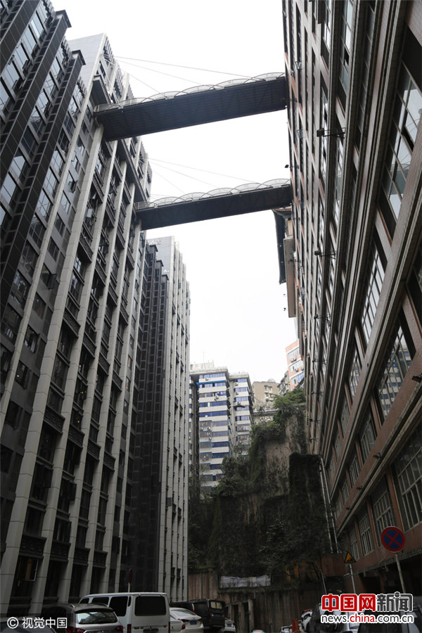 Pontes a 68.5 metros de altura ligam edifícios em Chongqing