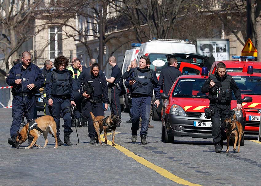 Explosão de envelope deixa um ferido no escritório do FMI em Paris