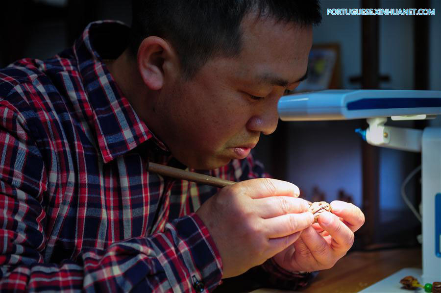 Peças esculpidas em caroços de pêssego são herança cultural de Xuancheng em Anhui