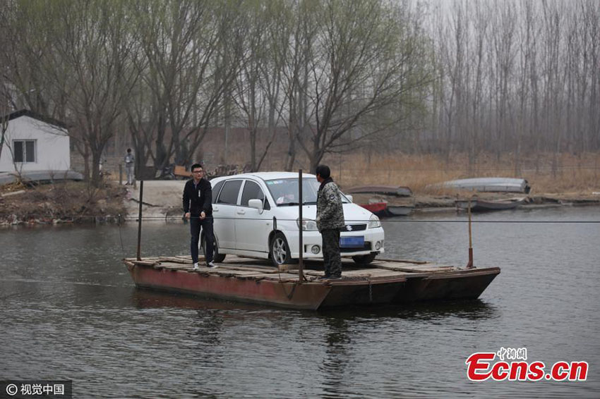 Habitantes de Beijing usam “balsa artesanal” para evitar engarrafamentos