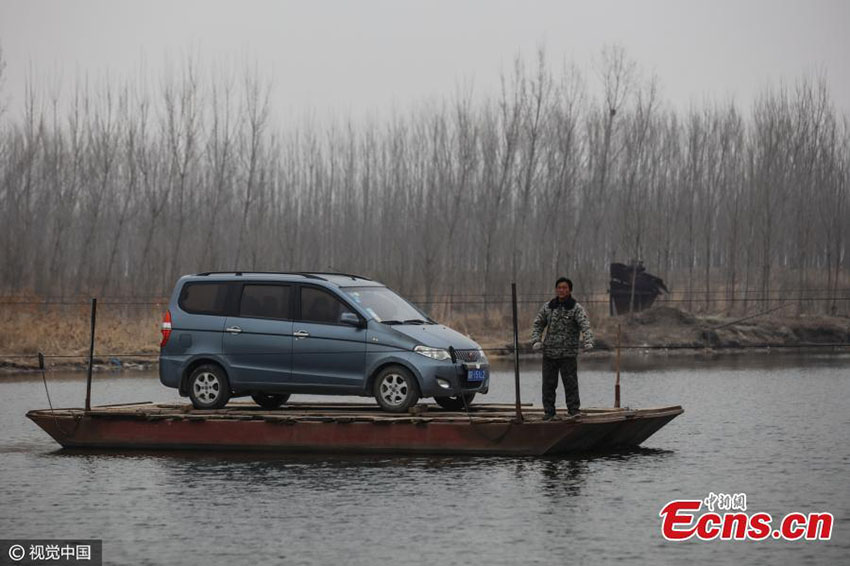 Habitantes de Beijing usam “balsa artesanal” para evitar engarrafamentos