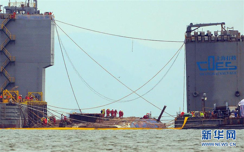 Com auxílio da China, Coreia do Sul iça a balsa Sewol 1073 dias após o naufrágio