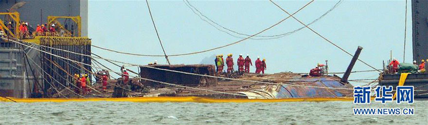 Com auxílio da China, Coreia do Sul iça a balsa Sewol 1073 dias após o naufrágio