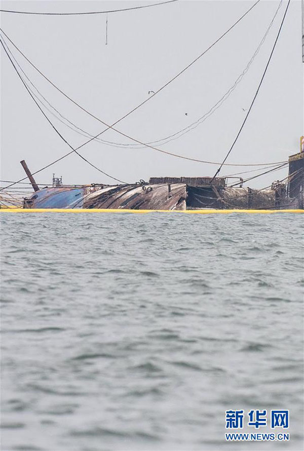 Com auxílio da China, Coreia do Sul iça a balsa Sewol 1073 dias após o naufrágio