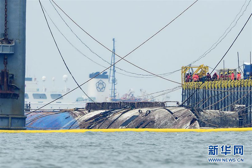 Com auxílio da China, Coreia do Sul iça a balsa Sewol 1073 dias após o naufrágio