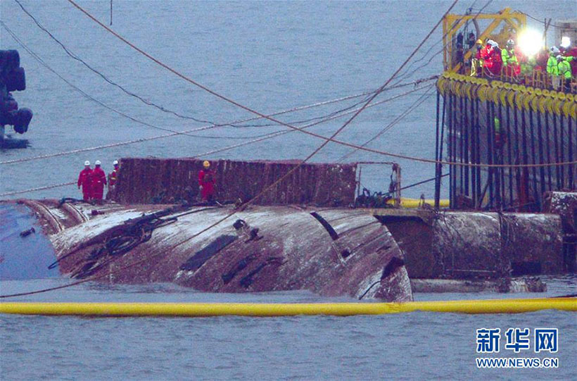 Com auxílio da China, Coreia do Sul iça a balsa Sewol 1073 dias após o naufrágio