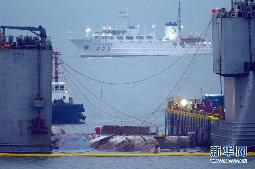 Com auxílio da China, Coreia do Sul iça a balsa Sewol 1073 dias após o naufrágio