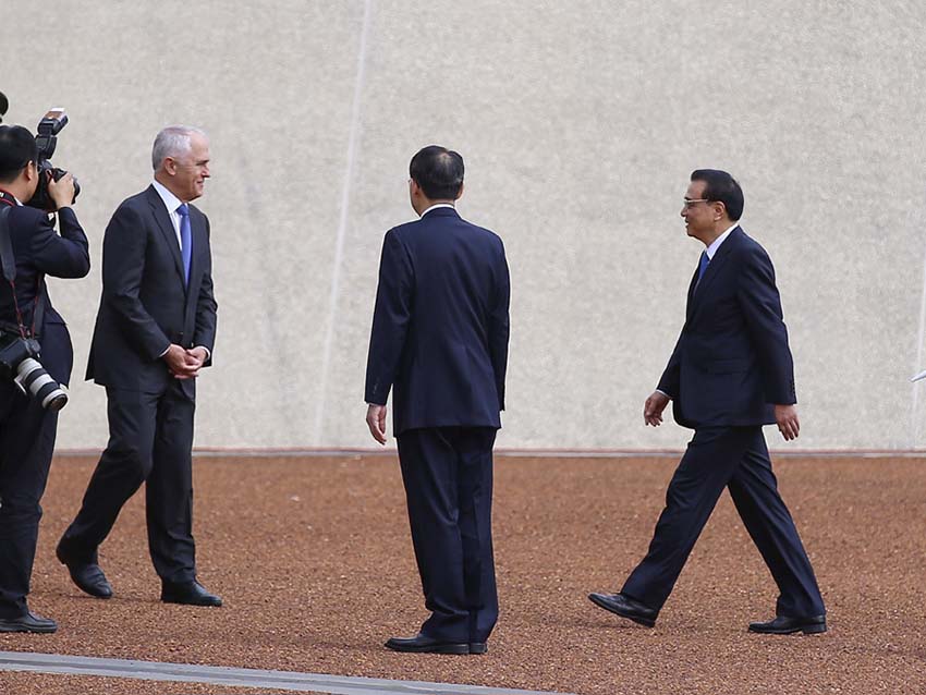 Premiê chinês comparece à cerimônia de boas-vindas em Canberra