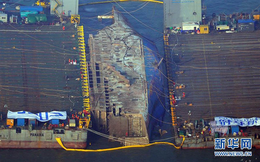 Partes da balsa sul-coreana Sewol são içadas do mar