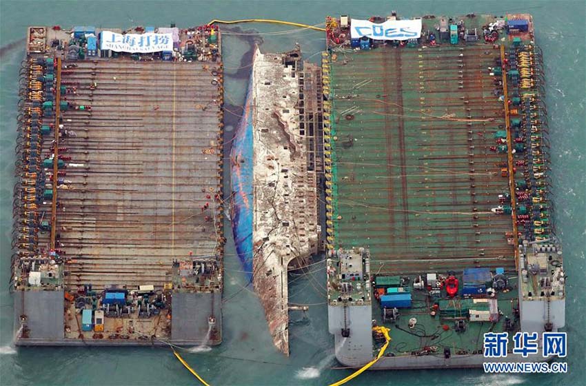 Partes da balsa sul-coreana Sewol são içadas do mar