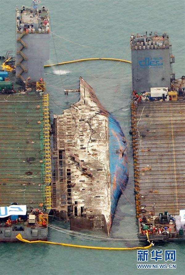 Partes da balsa sul-coreana Sewol são içadas do mar