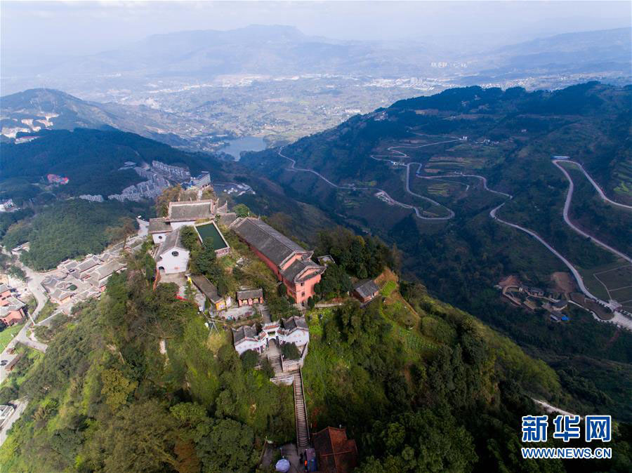 Templo Jingyin, construção milenar no topo de penhasco em Chonqing