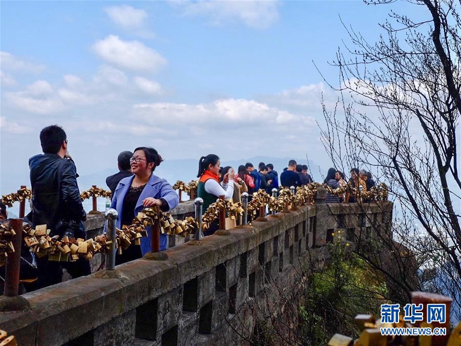 Templo Jingyin, construção milenar no topo de penhasco em Chonqing