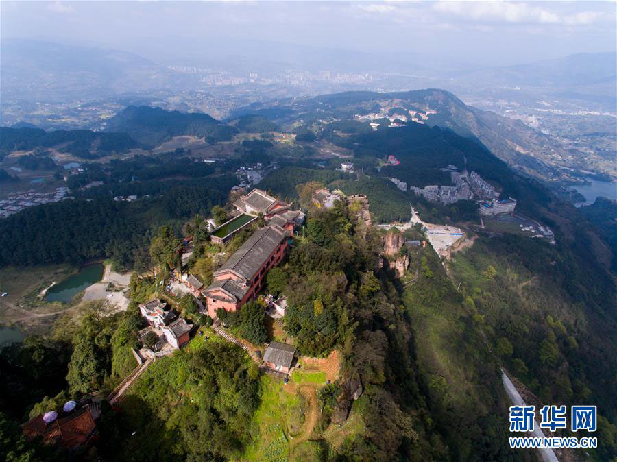 Templo Jingyin, construção milenar no topo de penhasco em Chonqing