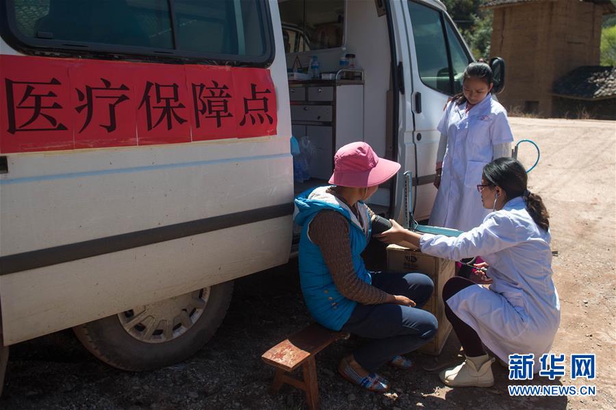 Autoridades chinesas estabelecem acampamento para vítimas do terremoto em Yunnan