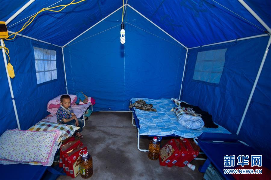 Autoridades chinesas estabelecem acampamento para vítimas do terremoto em Yunnan