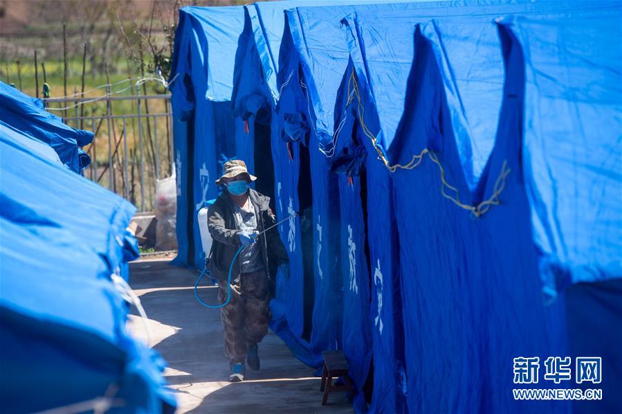 Autoridades chinesas estabelecem acampamento para vítimas do terremoto em Yunnan