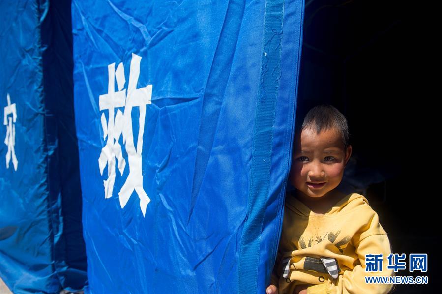 Autoridades chinesas estabelecem acampamento para vítimas do terremoto em Yunnan