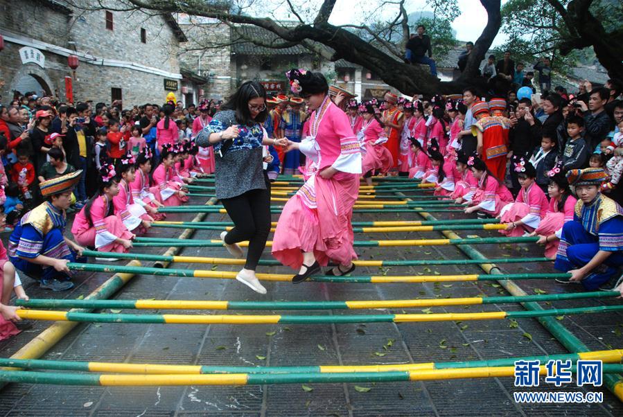 Minorias étnicas celebram “3º dia do 3º mês” do calendário chinês em Guangxi