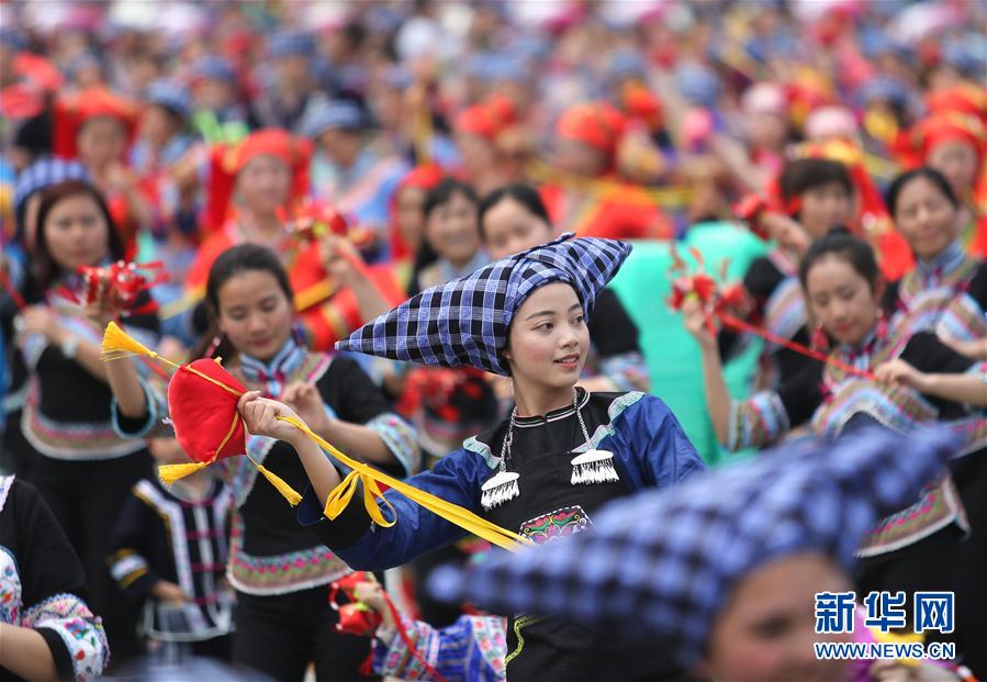 Minorias étnicas celebram “3º dia do 3º mês” do calendário chinês em Guangxi