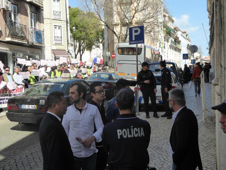 Comunidade chinesa em Portugal protesta à porta da embaixada da França