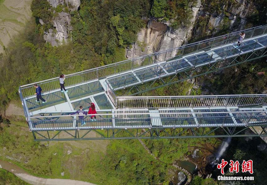 Nova ponte de vidro é inaugurada na China