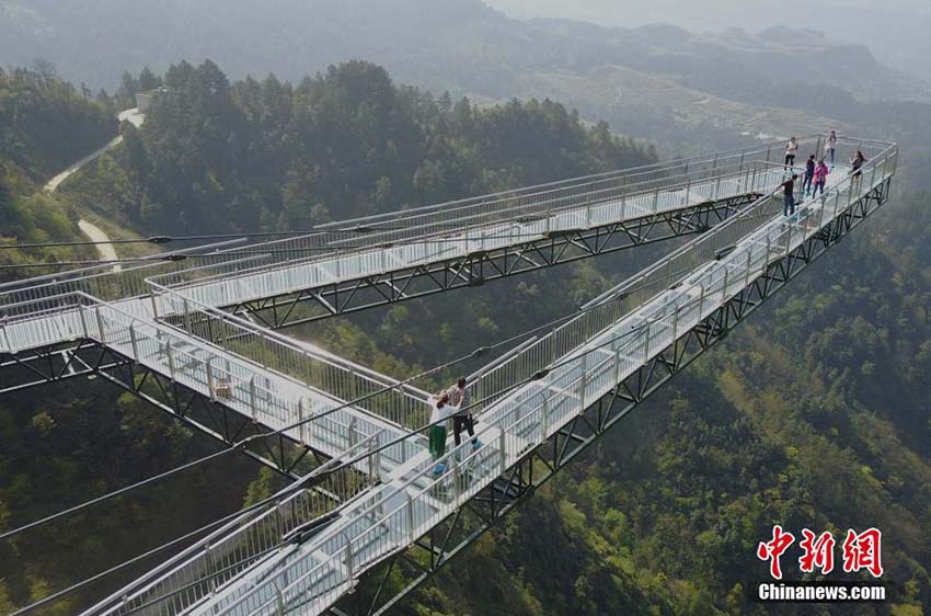 Nova ponte de vidro é inaugurada na China