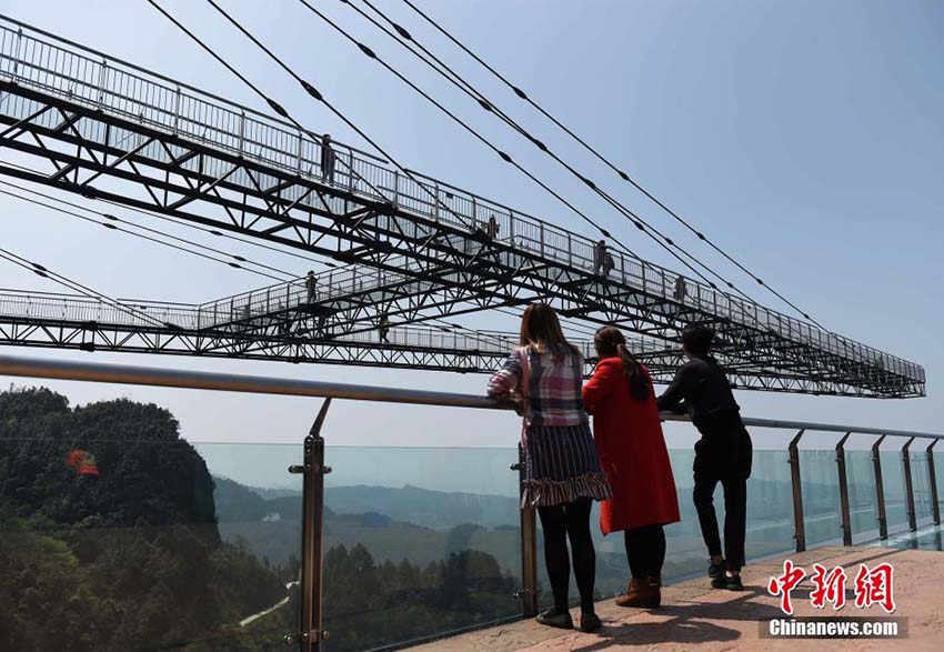 Nova ponte de vidro é inaugurada na China