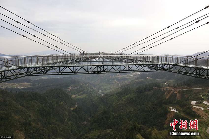 Nova ponte de vidro é inaugurada na China