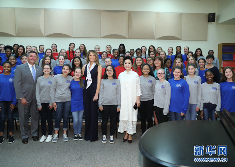 Primeira-dama chinesa visita escola de artes nos EUA