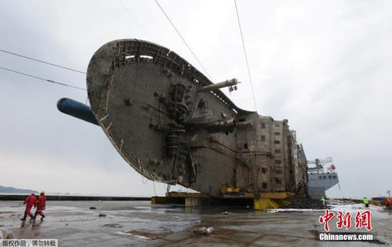 Coreia do Sul completa trasladação da balsa Sewol e agiliza buscas por restos mortais das vítimas