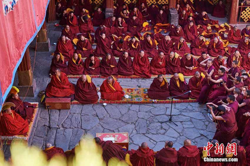 Mais de 100 lamas recebem mais alto diploma do budismo tibetano