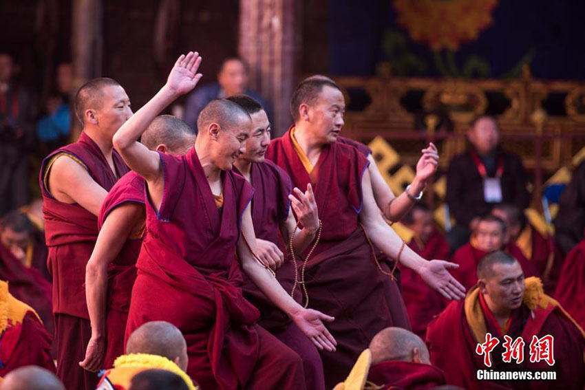 Mais de 100 lamas recebem mais alto diploma do budismo tibetano