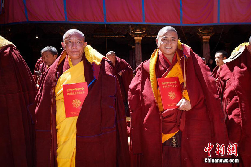 Mais de 100 lamas recebem mais alto diploma do budismo tibetano