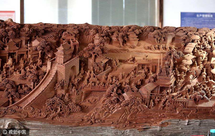 Réplica de obra-prima da China antiga gravada numa sequoia vermelha de 18 metros