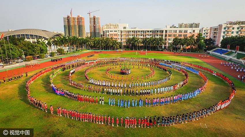 Mais de 1500 professores e estudantes apresentam “dança de bambu” em Hainan