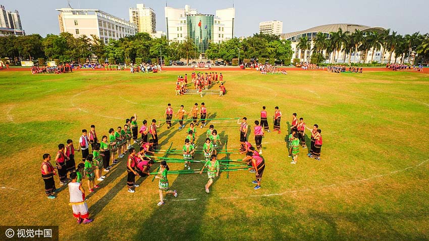 Mais de 1500 professores e estudantes apresentam “dança de bambu” em Hainan