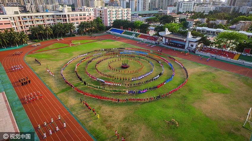 Mais de 1500 professores e estudantes apresentam “dança de bambu” em Hainan